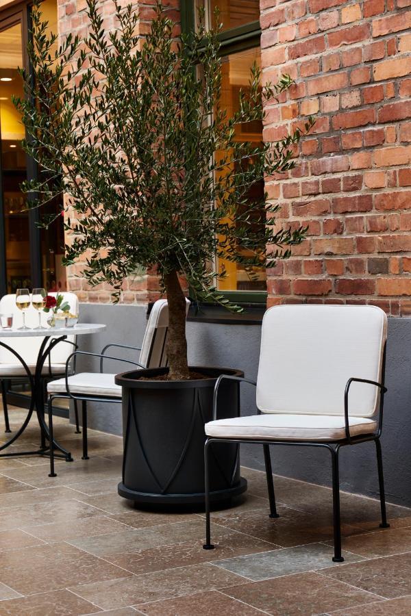 Villa Dagmar Stockholm Exterior foto A patio with a small olive tree