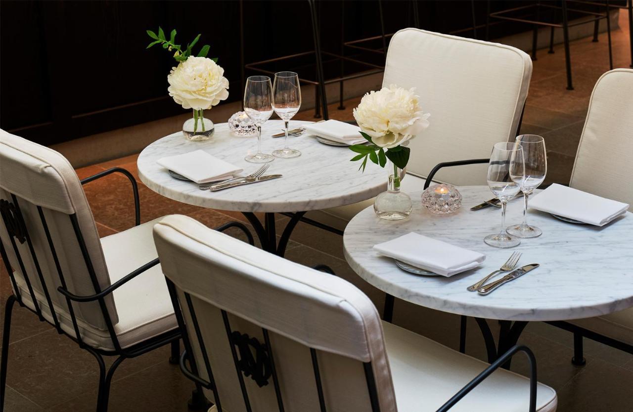 Villa Dagmar Stockholm Exterior foto Tables at the restaurant